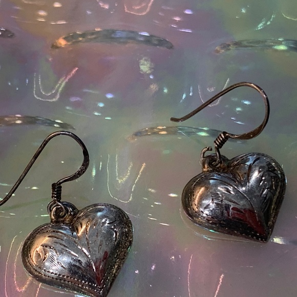Vintage Etched Sterling Puffy Sweetheart Dangle Earrings - Picture 12 of 12